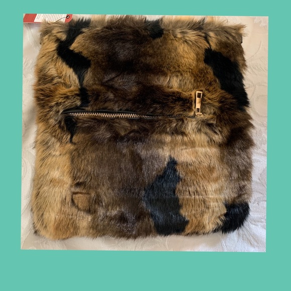•Versatile Faux Fur Clutch/Crossbody convertible clutch - Picture 4 of 6